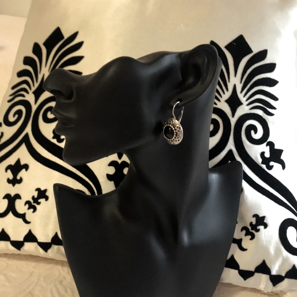 Jewelry earnings. silver color with black stone